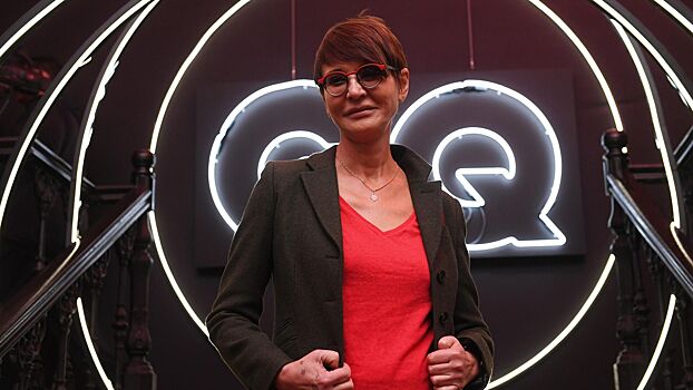 Ирина Хакамада прогулялась в платье с откровенным декольте