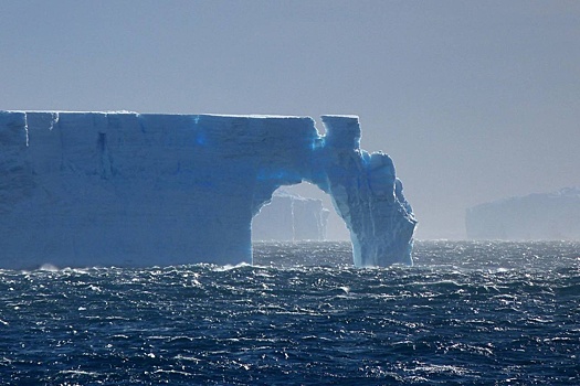 Появились фото крупнейшего в мире айсберга, который вынесло в Южный океан