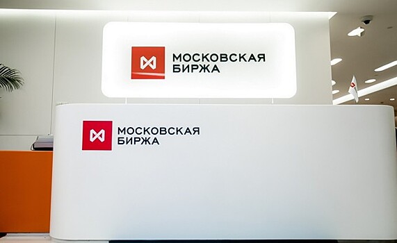 Средневзвешенный курс доллара снизился до 56,59 рубля