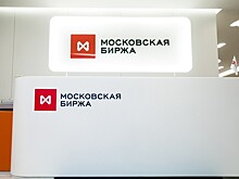 Средневзвешенный курс доллара снизился до 56,59 рубля