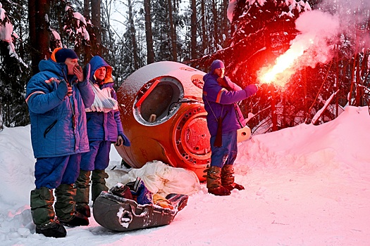 Космонавты прошли тренировку по действиям в случае посадки в зимнем лесу
