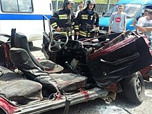 В Сочи КамАЗ раздавил «Семерку»