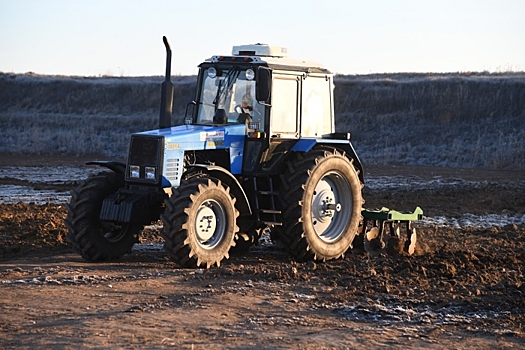 Российские ученые создали автопилот для колесного трактора