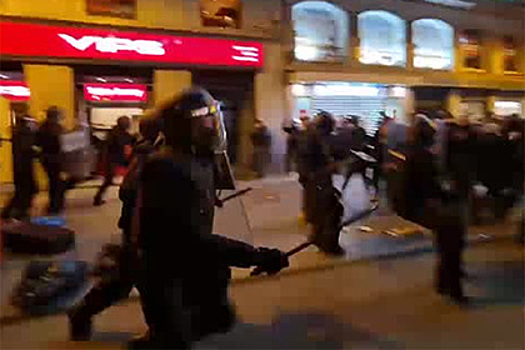 Жесткие столкновения с полицией из-за ареста рэпера в Испании попали на видео