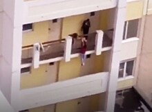 Подросток, рискуя жизнью, висел на балконе седьмого этажа в Ростове
