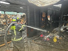 При пожаре в жилом доме под Новосибирском сгорели два авто