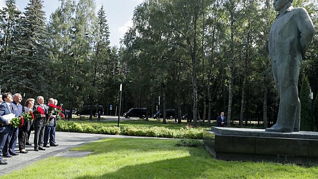 Вячеслав Володин и Валентина Терешкова возложили цветы к памятнику Юрию Гагарину в Звездном городке