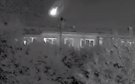 Камера домофона зафиксировала полет яркого болида над Иркутской областью