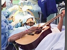 Музыкант семь часов играл на гитаре во время операции на мозге