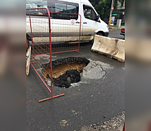 Дорога ушла под землю: в центре Ярославля образовался большой провал