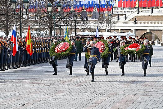 Делегация Правительства Москвы возложила цветы к Могиле Неизвестного Солдата