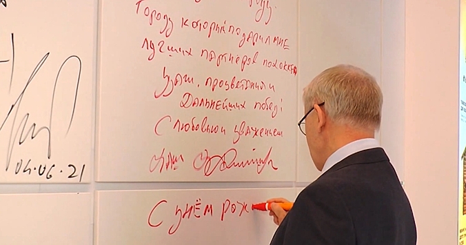 Известные люди оставили свои автографы на стенде Нижегородской области на ПМЭФ