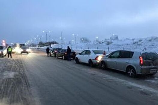 Травмы позвоночника получили два водителя в массовом ДТП в Новосибирске
