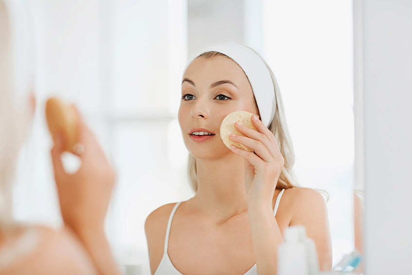 Не пренебрегайте уходом за кожей. Регулярно смывайте макияж и тщательно выбирайте средства для ежедневного ухода: ночной и дневной кремы, сыворотки, маски.