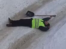 Пьяный бийский дворник пил пиво на работе и валялся в сугробах