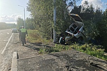 Пьяный водитель насмерть сбил женщину и снес остановку под Екатеринбургом