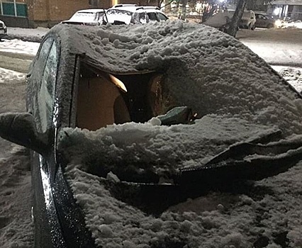 На платной парковке в Рязани ещё один автомобиль повредила глыба льда