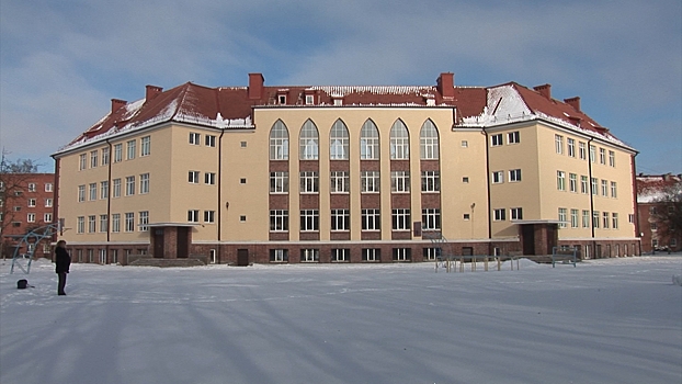 В Черняховске в школе №1 привели в порядок фасад, а в кабинетах появилось новое оборудование