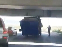 Газель снова застряла под мостом в Петербурге