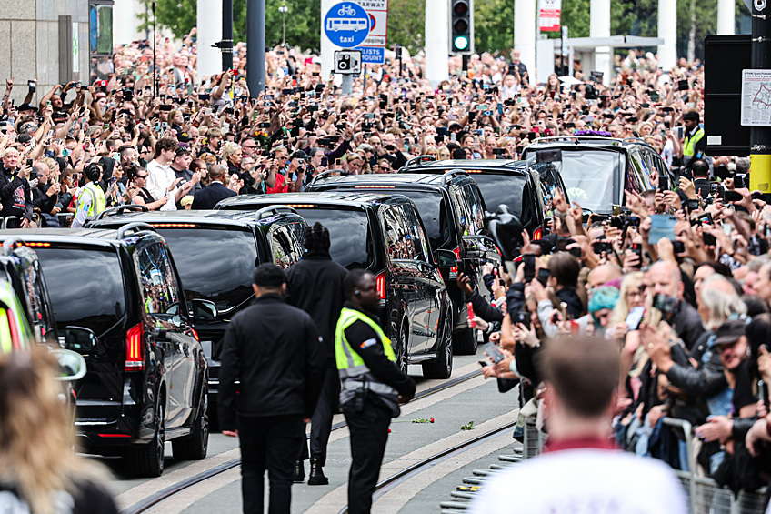 Легендарный рок-музыкант, основатель группы Black Sabbath Оззи Осборн умер 22 июля 2025 года в возрасте 76 лет. На фото: похороны певца в Бирмингеме.  