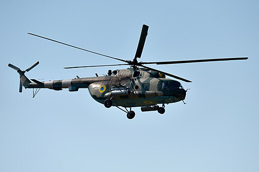 Вертолет Ми-8 начал эвакуацию людей с сорванных с якоря барж в Хабаровском крае