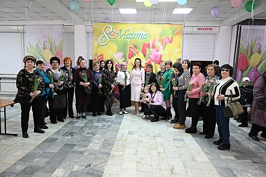 Всем, кто любит и ждет: женщин из семей участников СВО поздравили в Ростове донские парламентарии