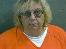 Возлюбленная начальника полиции отравила его глазными каплями и спрятала на складе