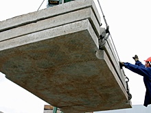 На строителя в Москве упала бетонная плита с высоты 20 метров