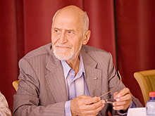 86-летнему телеведущему Николаю Дроздову провели операцию на колене