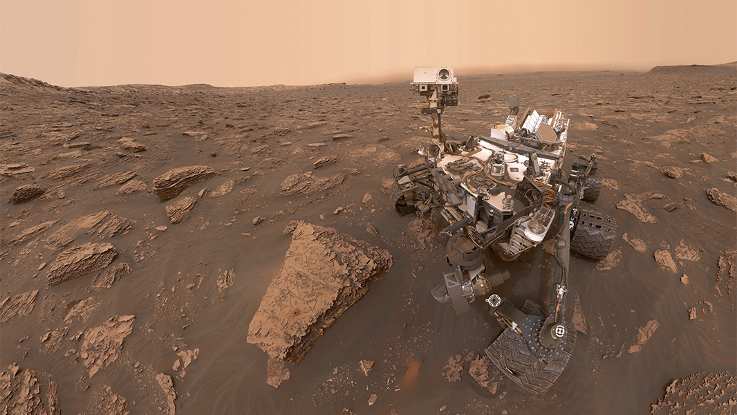 NASA впервые сфотографировало марсоход Curiosity с орбиты