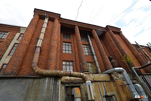 Общественники попросили признать памятником здание библиотеки во дворе Приборостроительного завода