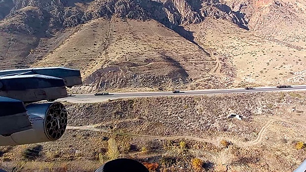 Российские вертолеты начали сопровождать колонны миротворцев, задействованных в Карабахе