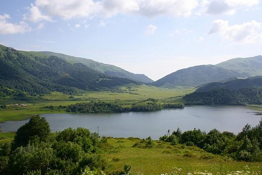 Каждые 3-5 лет озеро внезапно исчезает, а потом также неожиданно появляется вновь. Жители Южной Осетии уверены, что поведение озера напрямую зависит от неизвестной аномалии.  