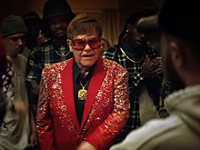 Элтон Джон примерил на себя роль рэпера в новом рекламном ролике Snickers®