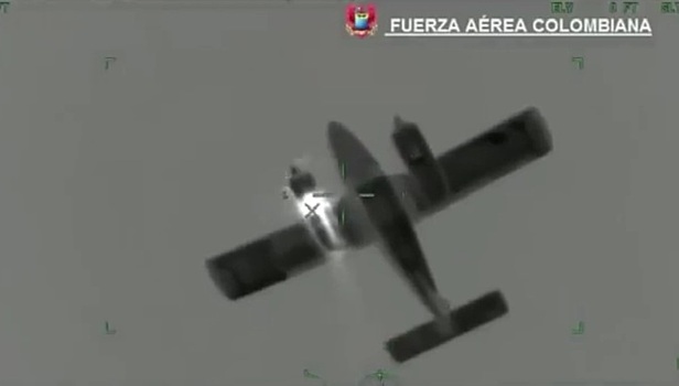 Колумбийские ВВС перехватили самолет, заподозренный в перевозке наркотиков. Видео