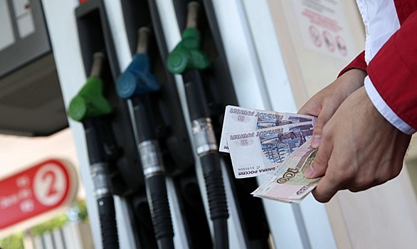 Заправки начали поднимать цены на бензин