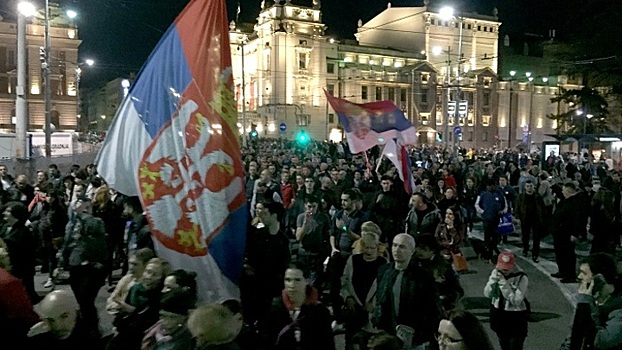 В Белграде протестущие сожгли флаг непризнанного Косова