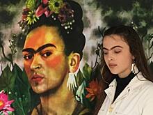 Модель с очень густыми бровями покоряет мир моды