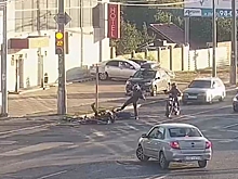 В Волгограде у светофора столкнулись подростки на мотоциклах без прав