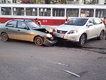 «Машину развернуло на дороге»: на Красноармейской трамвай врезался в Lexus