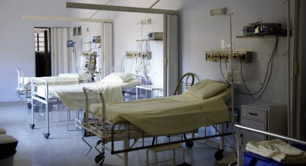 В Саратове упавший с третьего этажа мужчина умер в больнице