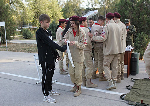 На российской авиабазе Кант в Киргизии с юнармейцами проведено занятие по медицинской и парашютной подготовке