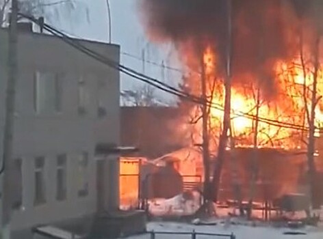 Частный дом горит в Павлово