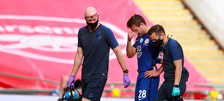 Аспиликуэта в слезах покинул поле после того, как получил травму в матче с «Арсеналом»