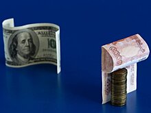 Курс рубля резко рухнул по отношению к мировым валютам