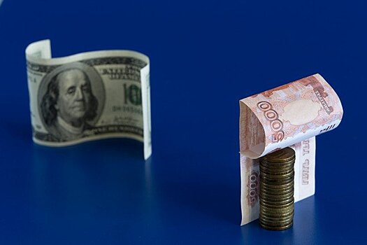 Курс рубля резко рухнул по отношению к мировым валютам