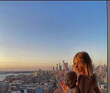 Обнаженная на фоне Нью-Йорка: Эльза Хоск поделилась откровенными кадрами с маленькой дочерью