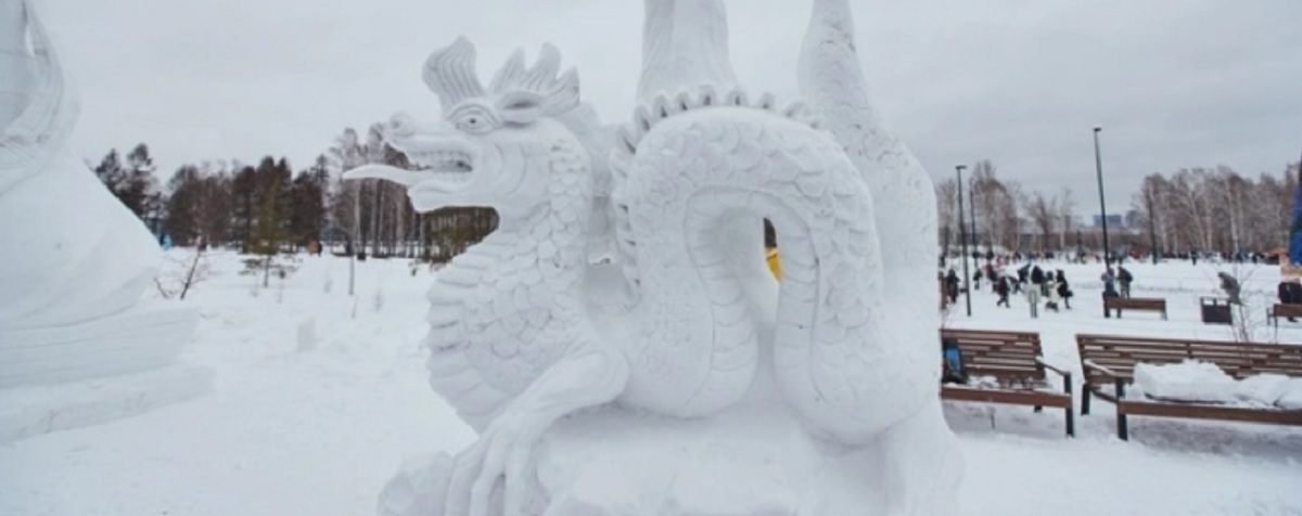 Дракон скульптора из Тувы вошел в тройку лучших на фестивале снежной скульптуры в Новосибирске