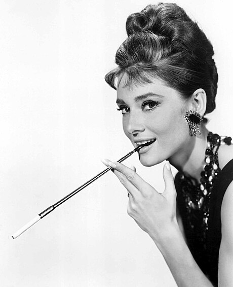 Актриса была заядлой курильщицей и выкуривала по три пачки сигарет в день.