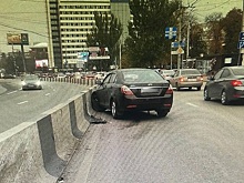 В Ростове на пр. Михаила Нагибина машина въехала в бетонное ограждение